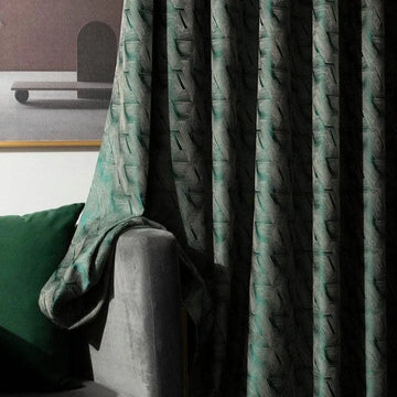 Rideau élégant avec motifs géométriques verts, idéal pour apporter une touche moderne à votre salon. Ce rideau raffiné s'associe parfaitement avec un canapé gris et un coussin vert pour créer un espace harmonieux et accueillant. Parfait pour ceux qui cherchent à améliorer leur décoration intérieure avec style.