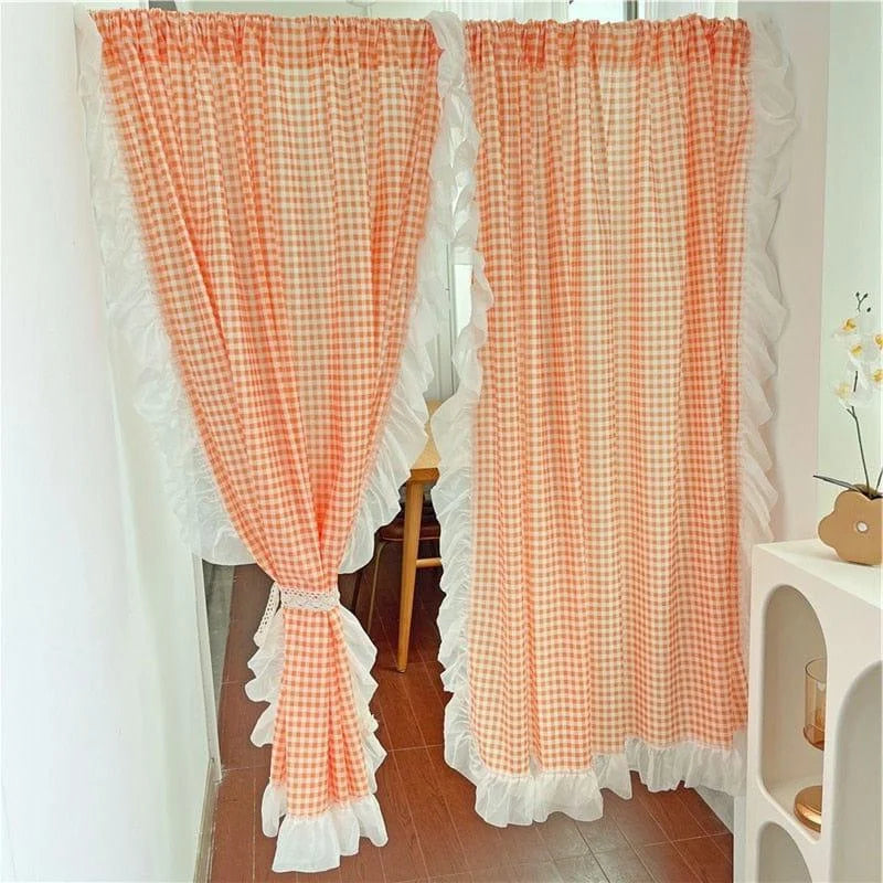 Rideaux à carreaux orange et blanc avec volants, parfaits pour ajouter une touche vintage à votre intérieur. Apportez chaleur et charme à votre espace avec ce design chic et accueillant, idéal pour les cuisines ou salons. Créez un look élégant tout en améliorant l'intimité et la décoration de votre maison.