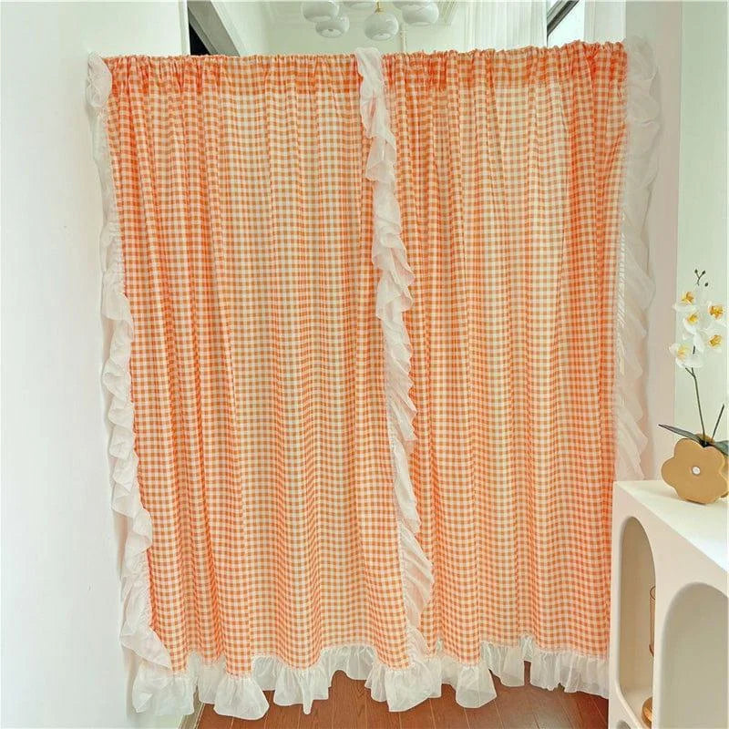 Rideaux décoratifs à carreaux orange avec volants blancs, parfaits pour ajouter une touche champêtre et lumineuse à votre intérieur. Ces rideaux élégants rehaussent le style de votre salon ou chambre, en apportant chaleur et charme. Accessoire idéal pour les décors modernes et rétro.