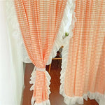 Rideaux à carreaux orange et blanc avec volants, parfaits pour une décoration intérieure lumineuse et accueillante. Ajoutez une touche rétro et élégante à votre salon ou chambre à coucher avec ces rideaux au design charmant. Idéaux pour filtrer la lumière tout en préservant l'intimité de votre espace.