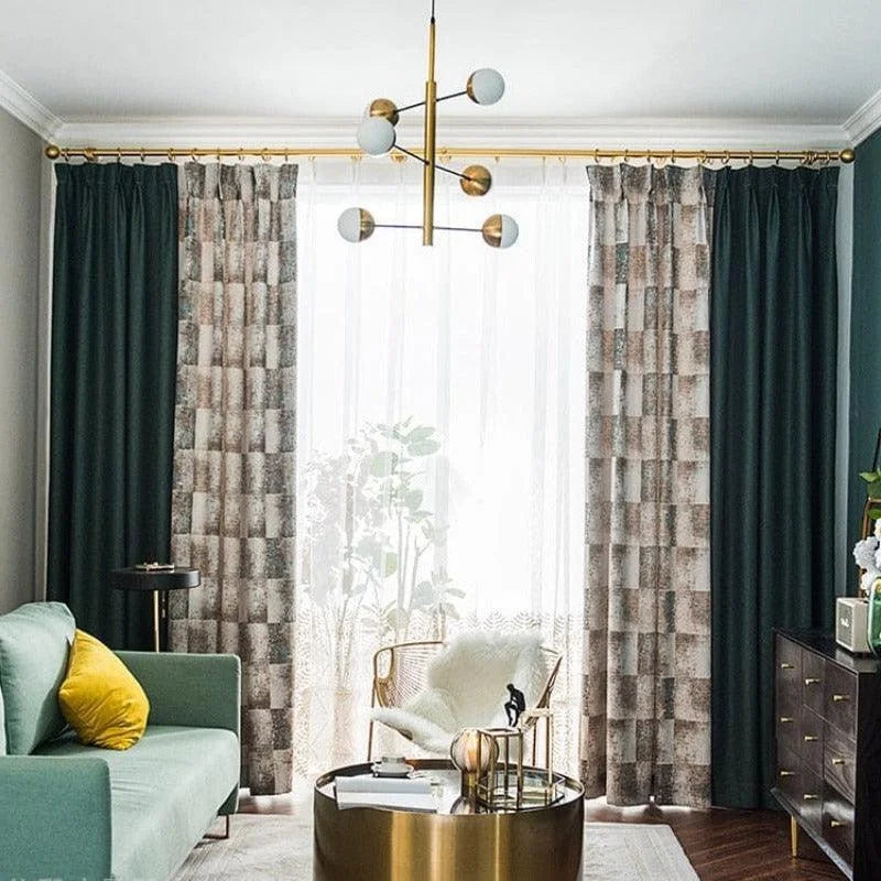 Salon moderne et élégant avec rideaux contemporains, éclairage suspendu design, canapé vert avec coussin jaune, table basse dorée et fauteuil chic. Atmosphère lumineuse et ambiance cosy idéale pour la décoration intérieure.