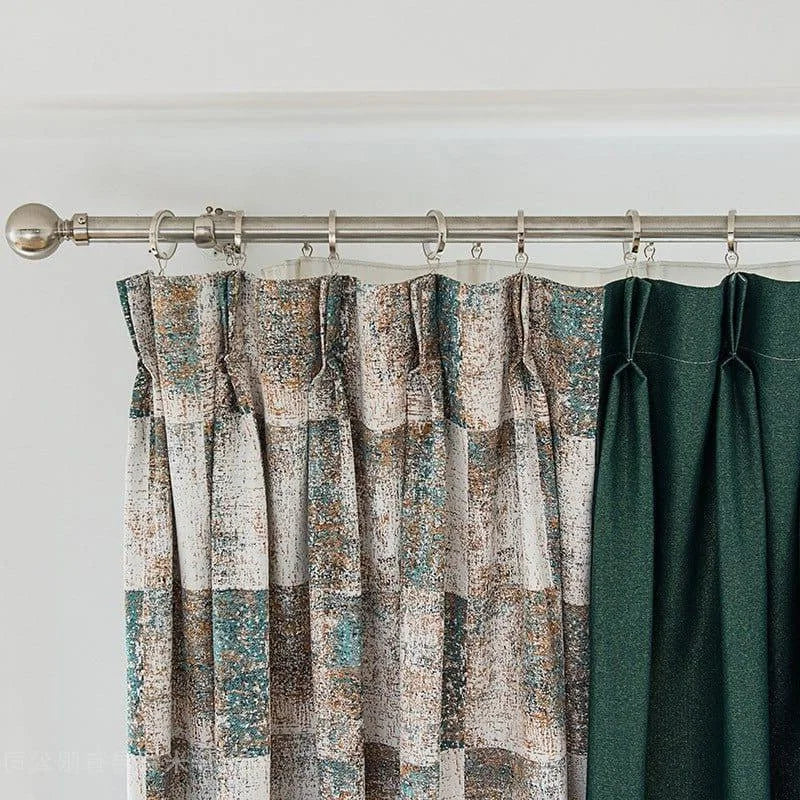 Rideau élégant avec motifs géométriques multicolores, idéal pour apporter une touche contemporaine à votre intérieur. Ce rideau suspendu à une tringle métallique s'intègre parfaitement dans un salon moderne ou une chambre à coucher, offrant une décoration à la fois fonctionnelle et esthétique. Parfait pour habiller vos fenêtres avec style.
