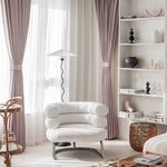 Fauteuil design blanc dans un salon minimaliste, accompagné de rideaux élégants et d'une étagère moderne. Décoration chic et contemporaine pour un intérieur raffiné. Ambiance lumineuse et épurée.