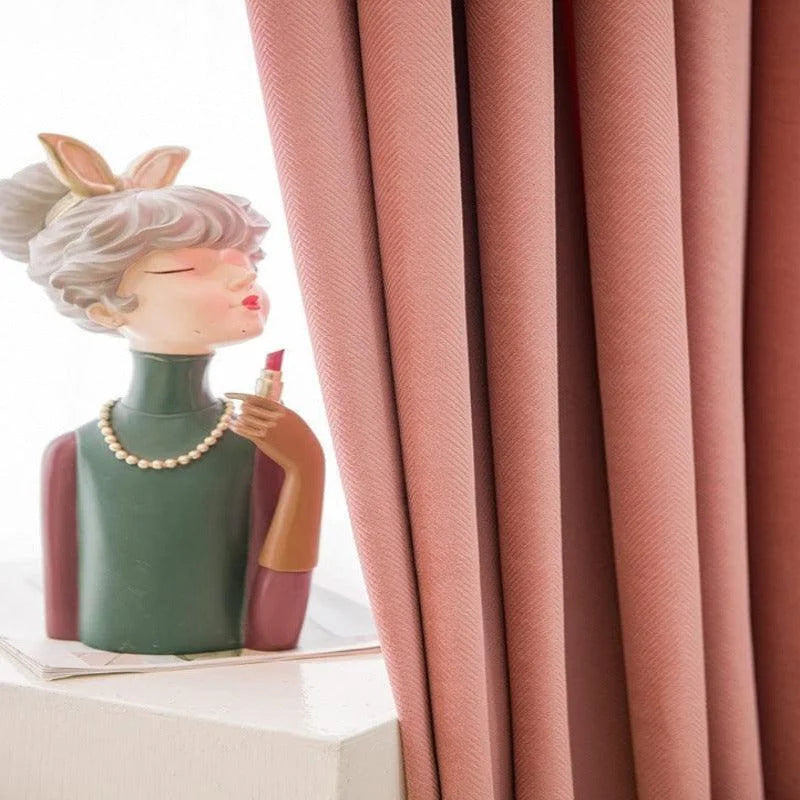 Statuette décorative originale avec un style art déco représentant une femme élégante, placée près de rideaux roses modernes. Parfaite pour ajouter une touche artistique et sophistiquée à un intérieur chic. Accessoire de décoration unique pour salon ou chambre.