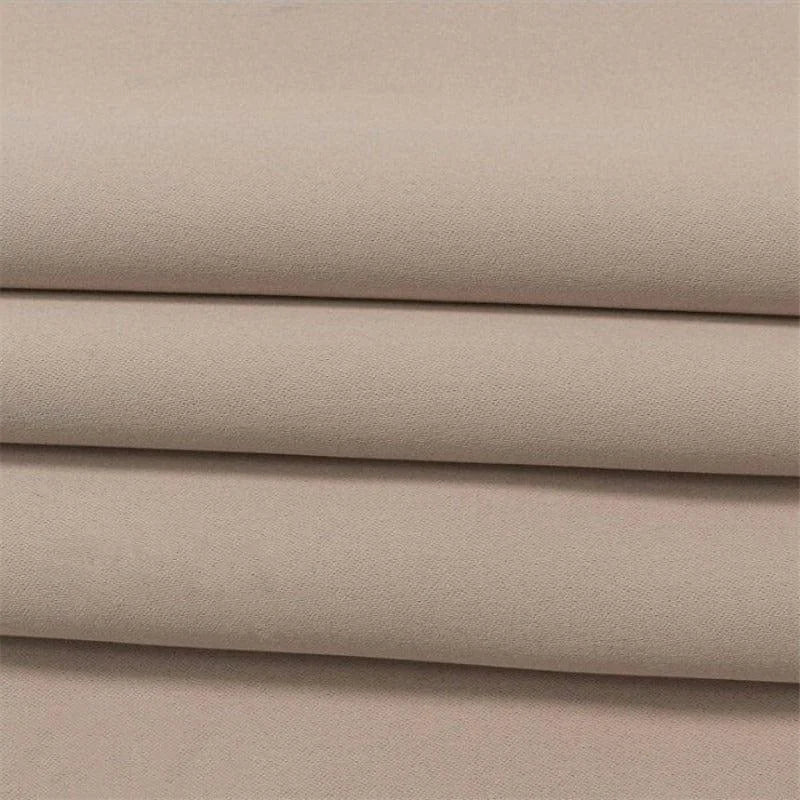 Image montrant un assortiment de tissu de couleur beige, parfait pour la confection de vêtements et d'accessoires de mode. Idéal pour les créateurs à la recherche de teintes neutres et élégantes, ce tissu se distingue par sa polyvalence et sa capacité à s'adapter à divers projets de couture.