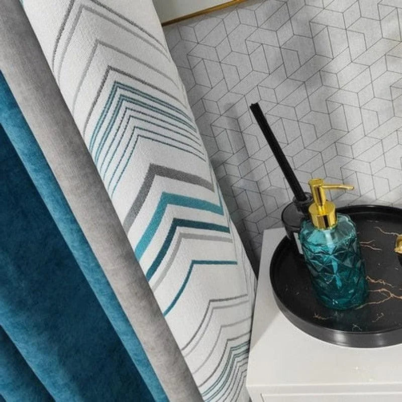 Ensemble élégant de rideaux modernes avec des motifs géométriques gris et bleu, idéal pour sublimer votre salon ou chambre à coucher. Disposez également d'un distributeur de savon de luxe en verre avec pompe dorée, parfait pour ajouter une touche sophistiquée à votre salle de bain ou cuisine. Complétez votre décoration intérieure avec ces accessoires tendance pour un style contemporain.