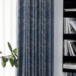 Rideaux élégants avec motifs ondulés bleus dans un intérieur moderne, lumière naturelle et bibliothèque en arrière-plan. Idéal pour un salon sophistiqué ou un espace de lecture.