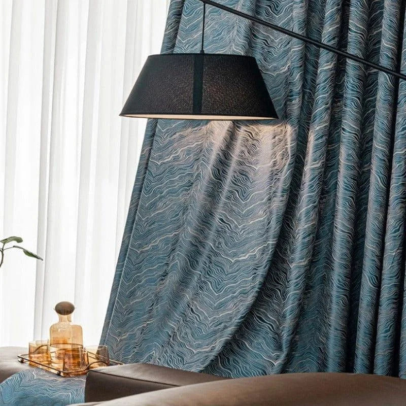 Suspension moderne au design élégant et rideaux ondulés dans un salon sophistiqué. Aménagement intérieur raffiné avec un jeu subtil de lumière et de texture. Décoration contemporaine pour un espace de vie chic et accueillant.
