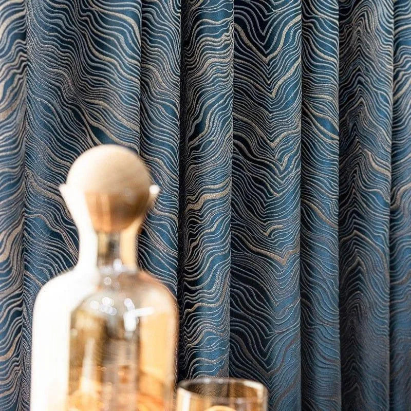 Rideau moderne avec motifs ondulés bleu et dorés, parfait pour une décoration intérieure élégante et contemporaine. Ce design unique apporte une touche de sophistication à tout espace de vie, idéal pour le salon ou la chambre à coucher. Ajoutez du caractère et du style à votre intérieur avec ce magnifique rideau.