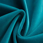 Tissu bleu turquoise plié en gros plan, mettant en valeur sa texture douce et élégante. Cette étoffe luxueuse est idéale pour la décoration intérieure, la confection de vêtements ou d'accessoires. Sa teinte vibrante ajoute une touche sophistiquée et moderne à différents projets créatifs.