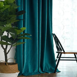 Rideaux élégants en turquoise pour une décoration intérieure moderne, apportant une touche de couleur rafraîchissante à votre salon. Ces rideaux sont parfaits pour créer une atmosphère chaleureuse et accueillante. Accessoire idéal pour compléter un intérieur design, associé à une chaise en bois contemporaine et une plante d'intérieur pour un espace harmonieux et stylé.