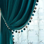 Rideau élégant turquoise avec pompons décoratifs, parfait pour ajouter une touche d'élégance à votre intérieur. Ce rideau s'associe harmonieusement à des voilages blancs ornés de motifs floraux pour un look raffiné. Idéal pour un salon ou une chambre, il crée une ambiance chaleureuse tout en offrant une belle filtration de la lumière.