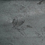 Revêtement mural gris avec motif de papillons élégants, idéal pour ajouter une touche de sophistication et de modernité à tout intérieur. Ce papier peint texturé apporte une ambiance apaisante et stylée, parfait pour le salon ou la chambre. Transformez votre espace avec ce design intemporel.