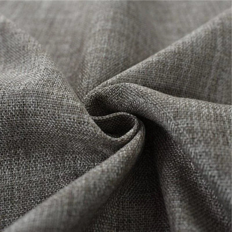 Texte alternatif SEO : "Tissu de rideau en lin gris foncé, élégant et moderne pour la décoration intérieure. Texture douce et résistante, idéale pour filtrer la lumière et ajouter une touche sophistiquée à votre maison."