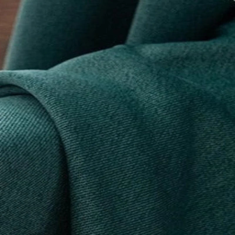 Drapé élégamment sur un fauteuil, ce tissu vert foncé offre une touche de sophistication et de confort idéale pour tout intérieur moderne. Parfait pour sublimer votre décoration, il apporte une atmosphère chaleureuse et accueillante à votre espace de vie.