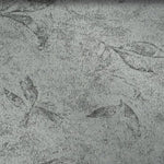 Papier peint mural design avec motif floral en relief gris, idéal pour ajouter une touche élégante et contemporaine à votre intérieur. Convient parfaitement aux salons, chambres et espaces professionnels pour une ambiance moderne et sophistiquée.