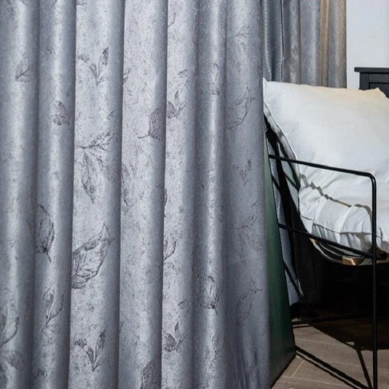 Rideau élégant de couleur grise avec motifs floraux, conçu pour ajouter une touche élégante et apaisante à votre intérieur. Idéal pour le salon ou la chambre à coucher. Complément chic pour la décoration moderne, offrant intimité et style. Parfait pour ceux qui recherchent une ambiance raffinée et contemporaine.