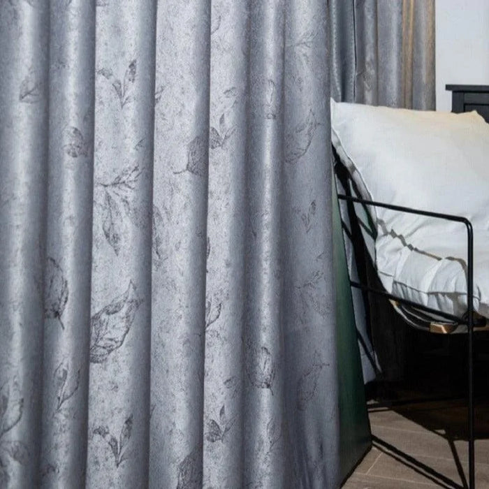 Rideau élégant de couleur grise avec motifs floraux, conçu pour ajouter une touche élégante et apaisante à votre intérieur. Idéal pour le salon ou la chambre à coucher. Complément chic pour la décoration moderne, offrant intimité et style. Parfait pour ceux qui recherchent une ambiance raffinée et contemporaine.