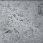 Texture grise avec motifs de feuilles, idéale pour décoration intérieure. Design naturel et élégant, parfait pour apporter une touche de sophistication à n'importe quel espace. Convient aux murs et aux surfaces décoratives.