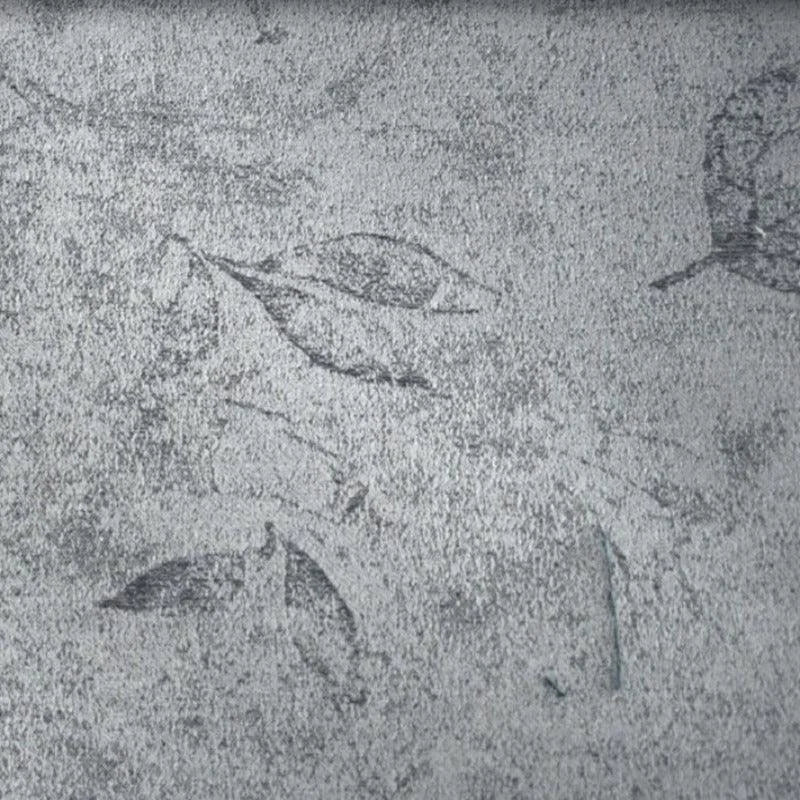Texture grise avec motifs de feuilles, idéale pour décoration intérieure. Design naturel et élégant, parfait pour apporter une touche de sophistication à n'importe quel espace. Convient aux murs et aux surfaces décoratives.