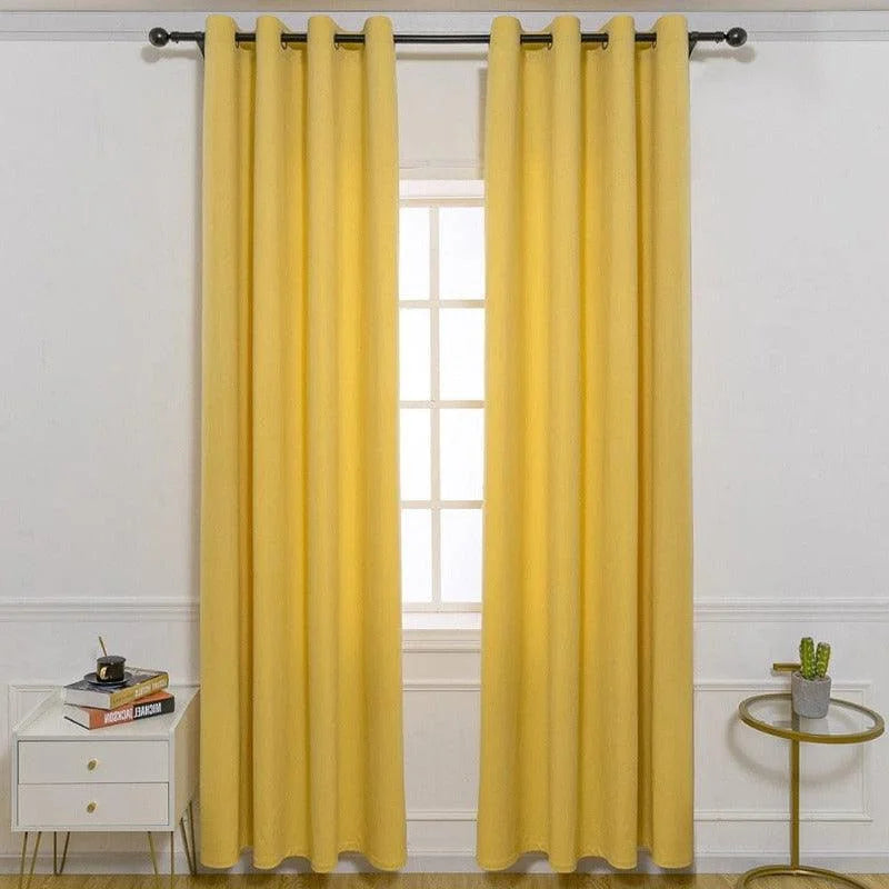 Rideaux jaunes élégants décorant une fenêtre intérieure, offrant une ambiance chaleureuse et lumineuse. Accessoirisés avec une table d'appoint et de la décoration moderne, ces rideaux ajoutent du style à toute pièce. Solution idéale pour contrôler la lumière tout en apportant une touche de couleur vive à votre salon ou chambre.