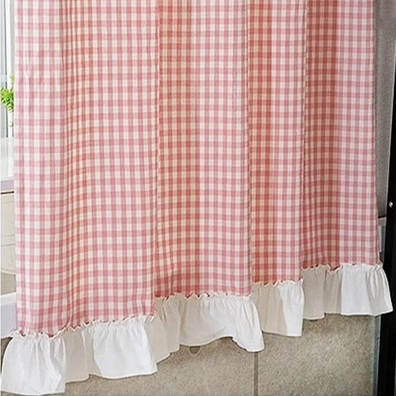 Rideau à carreaux roses et blancs avec volants blancs, idéal pour une décoration intérieure charmante et vintage. Convient parfaitement aux cuisines et salles de bain pour une touche de fraîcheur et d'élégance. Ce modèle apporte une ambiance chaleureuse et accueillante à tout espace.