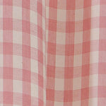 Image d'un tissu à motif vichy rose, idéal pour ajouter une touche de charme vintage à votre décoration intérieure. Le style classique du motif à carreaux apporte une ambiance chaleureuse et accueillante à tout espace de vie. Parfait pour les projets de couture ou l'embellissement de votre maison.
