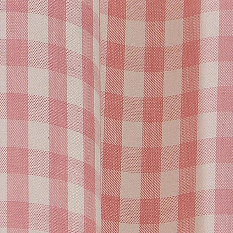Image d'un tissu à motif vichy rose, idéal pour ajouter une touche de charme vintage à votre décoration intérieure. Le style classique du motif à carreaux apporte une ambiance chaleureuse et accueillante à tout espace de vie. Parfait pour les projets de couture ou l'embellissement de votre maison.