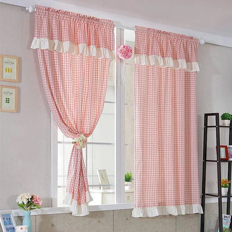 Rideaux à carreaux rose et blanc avec volants décoratifs, parfaits pour ajouter une touche charmante et vintage à toute chambre ou salon. Ces rideaux élégants apportent chaleur et style à votre intérieur. Idéal pour créer une atmosphère accueillante et lumineuse. Accessoire de décoration tendance et raffiné.