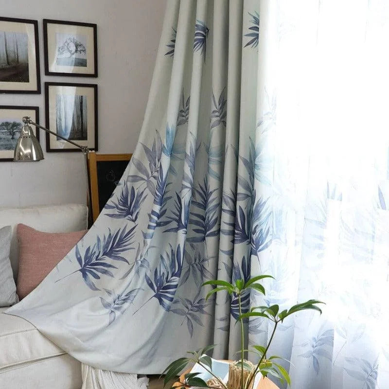 Rideaux élégants à motif floral bleu, ajoutant une touche naturelle et apaisante à votre salon. Idéal pour créer une ambiance moderne et chaleureuse, tout en préservant l'intimité de votre espace. Parfaits pour s'harmoniser avec différents styles de décoration intérieure. Découvrez notre sélection pour transformer votre pièce à vivre.