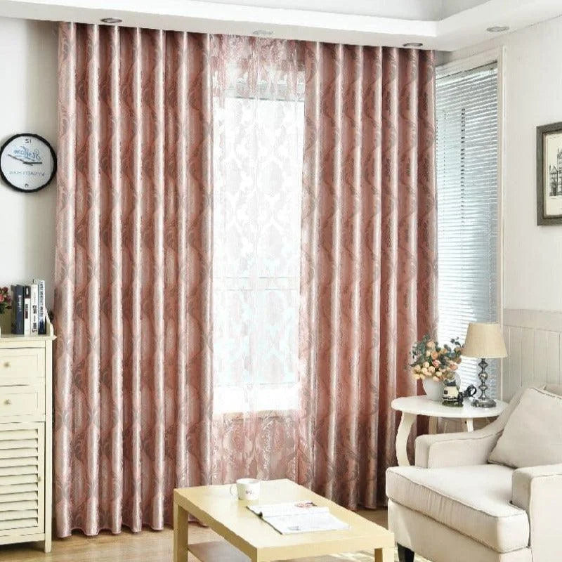 Rideaux élégants pour salon, offrant une touche de sophistication et d'intimité. Ces rideaux aux motifs délicats et aux tons chaleureux complètent parfaitement la décoration d'intérieur, créant une ambiance accueillante et stylée. Parfaits pour filtrer la lumière tout en ajoutant une dimension esthétique à votre espace de vie.