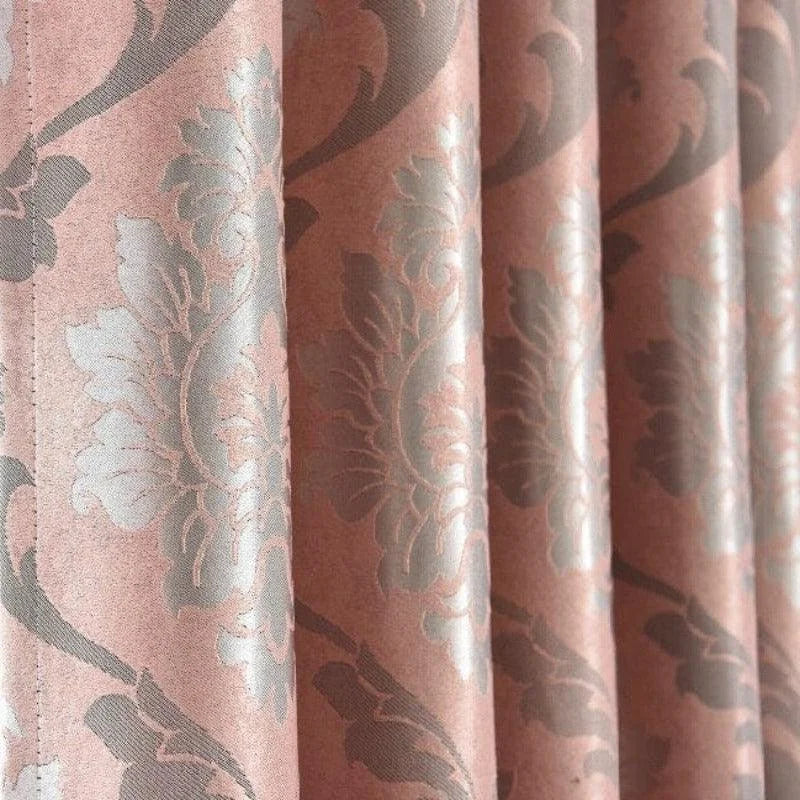 Rideau élégant avec motif floral, offrant une touche raffinée à votre intérieur. Parfait pour ajouter une ambiance chaleureuse et sophistiquée à votre salon ou chambre à coucher. Son design décoratif s'harmonise facilement avec divers styles d'intérieur. Idéal pour ceux qui cherchent à renouveler leur décoration avec goût.