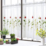Voilage décoratif avec motifs floraux colorés pour habiller vos fenêtres. Ce rideau léger offre une touche de fraîcheur et de nature à votre intérieur, idéal pour une ambiance lumineuse et conviviale. Parfait pour le salon, la cuisine ou la chambre, il apporte élégance et style à votre décoration.