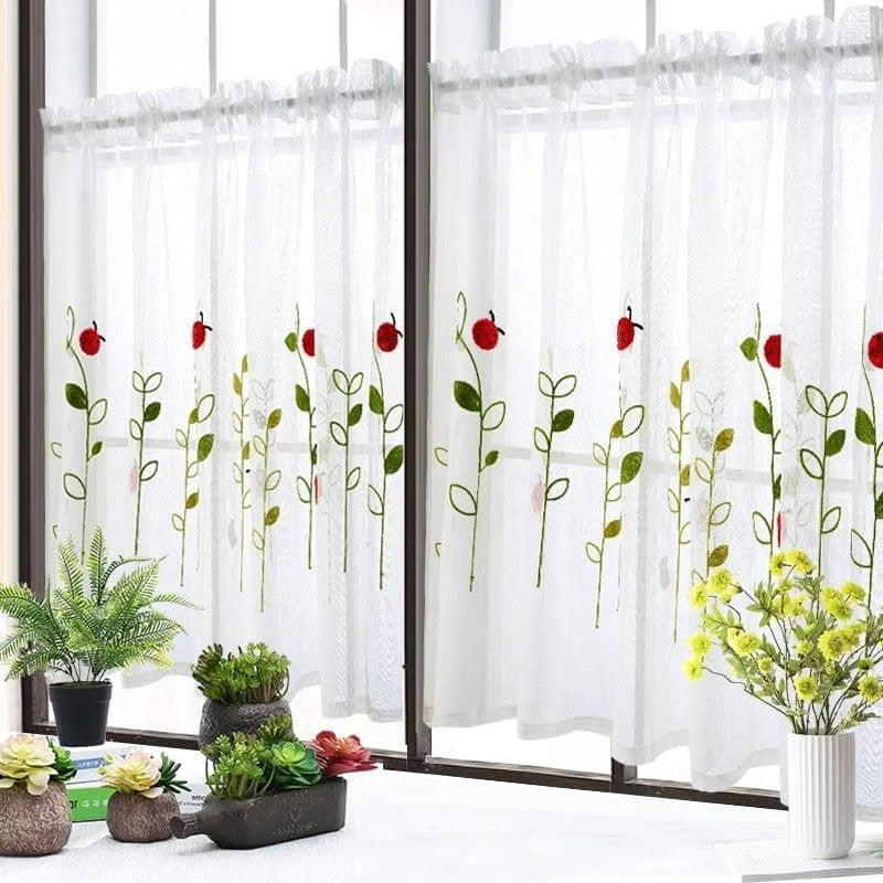 Voilage décoratif avec motifs floraux colorés pour habiller vos fenêtres. Ce rideau léger offre une touche de fraîcheur et de nature à votre intérieur, idéal pour une ambiance lumineuse et conviviale. Parfait pour le salon, la cuisine ou la chambre, il apporte élégance et style à votre décoration.