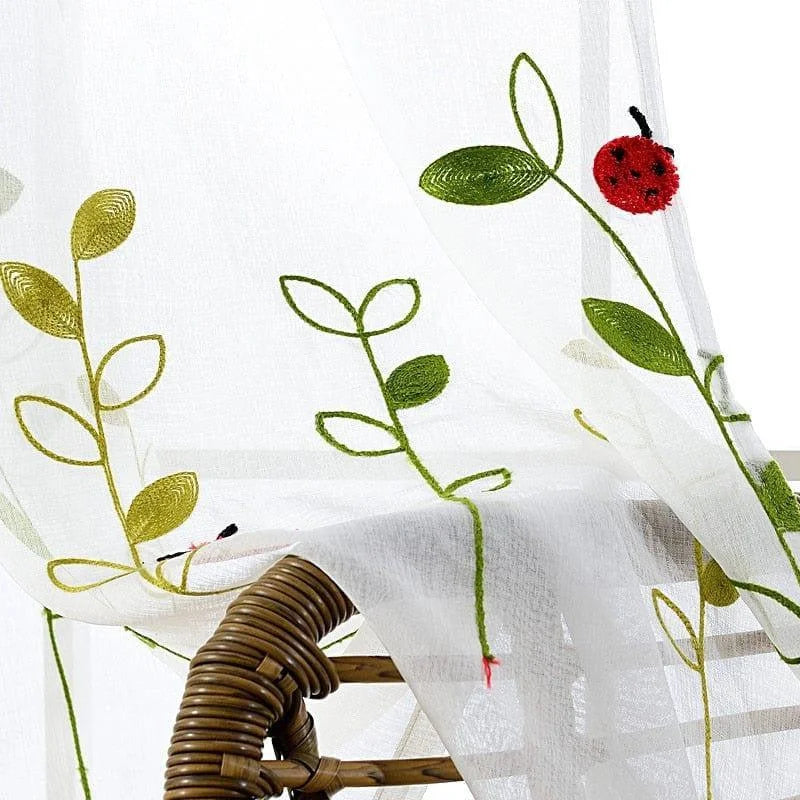 Voilage décoratif avec motif de feuilles vertes et coccinelle rouge pour intérieur lumineux. Idéal pour apporter une touche naturelle et colorée à votre salon ou chambre. Design élégant et moderne pour une décoration raffinée. Ajustement parfait sur mesure pour fenêtres. Embellit tout espace avec charme.
