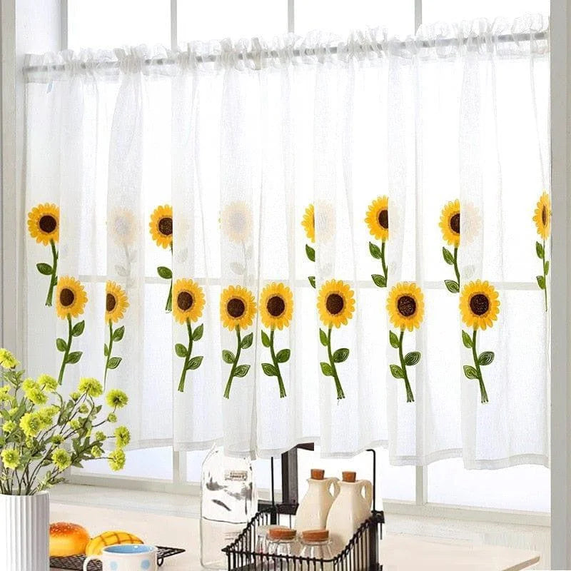 Rideau décoratif pour cuisine avec motif de tournesols, idéal pour ajouter une touche lumineuse et naturelle à votre intérieur. Ce rideau élégant s'adapte parfaitement à toute décoration, apportant chaleur et convivialité à votre espace de vie. Parfait pour filtrer la lumière tout en maintenant une ambiance ensoleillée. Adapté aux fenêtres de cuisine, il offre une décoration florale chic et accueillante.