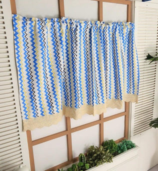 Rideau moderne motif zigzag bleu et jaune, idéal pour apporter une touche dynamique à votre intérieur. Parfait pour habiller vos fenêtres avec style, tout en préservant votre intimité. Convient à une décoration contemporaine et colorée.
