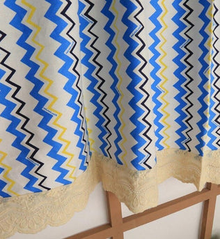 Rideau à motifs géométriques ondulés en bleu, jaune et noir avec bordure décorative en dentelle crème, idéal pour ajouter une touche moderne et colorée à votre intérieur. Parfait pour le salon ou la chambre, ce rideau design apporte style et élégance à votre décoration.