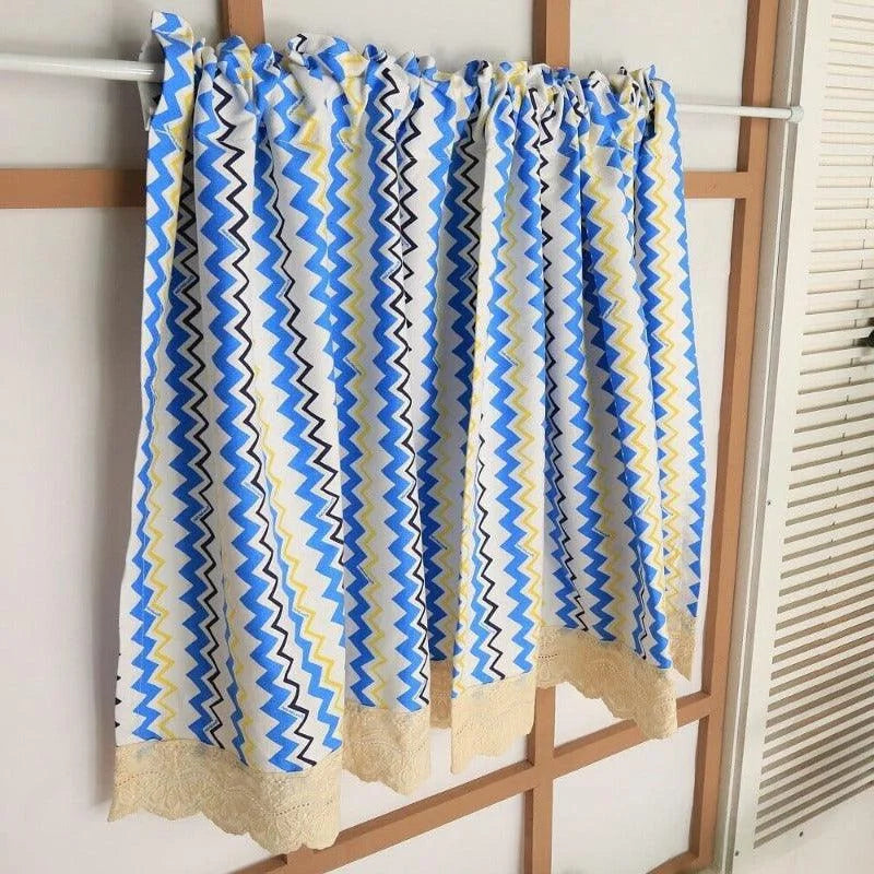 Rideau décoratif à motifs zigzag multicolores, idéal pour ajouter une touche moderne à votre intérieur. Ce modèle présente des tons de bleu, jaune et blanc, apportant fraîcheur et dynamisme à n'importe quelle pièce. Parfait pour le salon, la chambre ou la cuisine, ce rideau s'intègre facilement à divers styles décoratifs.