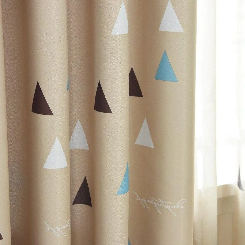 Rideau beige moderne avec motifs de triangles colorés, idéal pour ajouter une touche de style contemporain à votre salon ou chambre à coucher. Parfait pour habiller vos fenêtres tout en apportant une ambiance chaleureuse et design à votre intérieur.