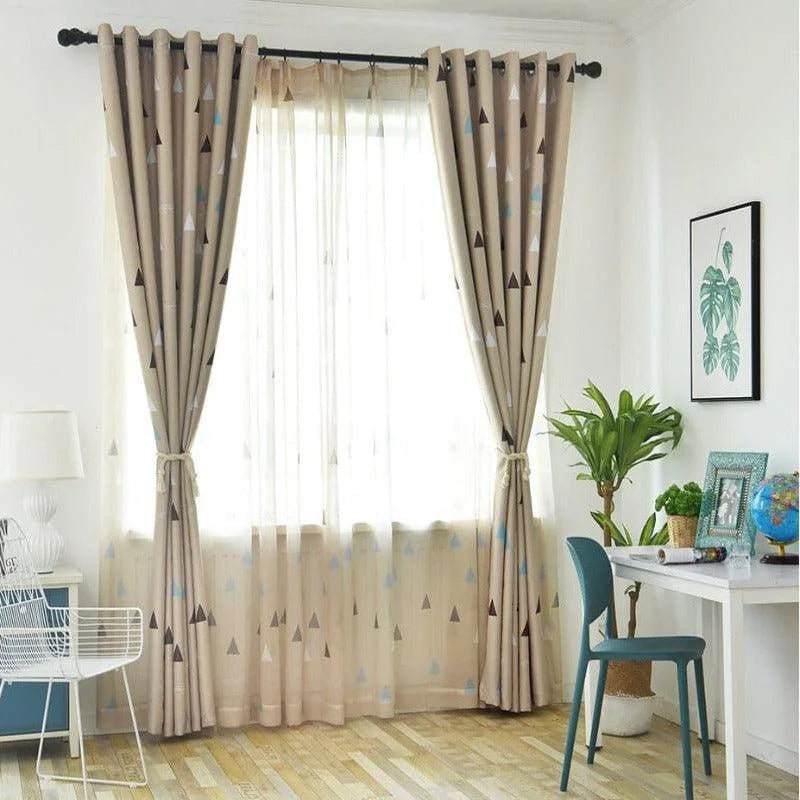 Rideaux élégants au motif géométrique moderne, parfaits pour sublimer le salon. Décor raffiné avec usage optimal de la lumière naturelle. Ajoutez une touche contemporaine à votre intérieur avec ces rideaux stylés. Ambiance chaleureuse garantie pour toutes les pièces de la maison.