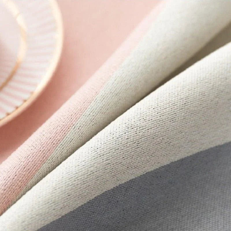 Rideau moderne aux teintes douces, idéal pour embellir votre intérieur avec élégance. Design épuré et couleurs pastel apportant une touche de chaleur à votre décoration. Parfait pour créer une atmosphère sereine et accueillante dans n'importe quelle pièce de la maison.