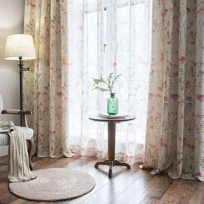 Rideaux élégants avec motifs papillons, idéaux pour apporter une touche de fraîcheur et de style à votre salon. Transformez votre espace de vie avec ces voilages subtils et décoratifs, parfaits pour filtrer la lumière tout en maintenant une ambiance lumineuse et accueillante. Complétez votre décoration intérieure grâce à ce design raffiné, et ajoutez une touche de nature et de couleur à votre pièce.