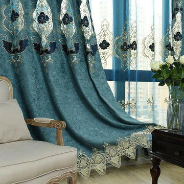 Rideau élégant avec motifs floraux, idéal pour une décoration intérieure raffinée. Ce sublime rideau bleu orné de broderies ajoute une touche de sophistication à tout espace. Parfait pour les salons, il harmonise instantanément l'atmosphère d'une pièce. Ajoutez du charme et de la modernité à votre maison avec ce rideau décoratif de qualité.