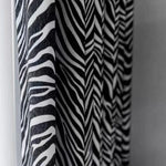 Rideau avec motifs zébrés noir et blanc, parfait pour ajouter une touche exotique et moderne à votre décoration intérieure. Motif élégant pour salon, chambre ou bureau. S'adapte à tous les styles d'intérieur grâce à son design unique et audacieux.