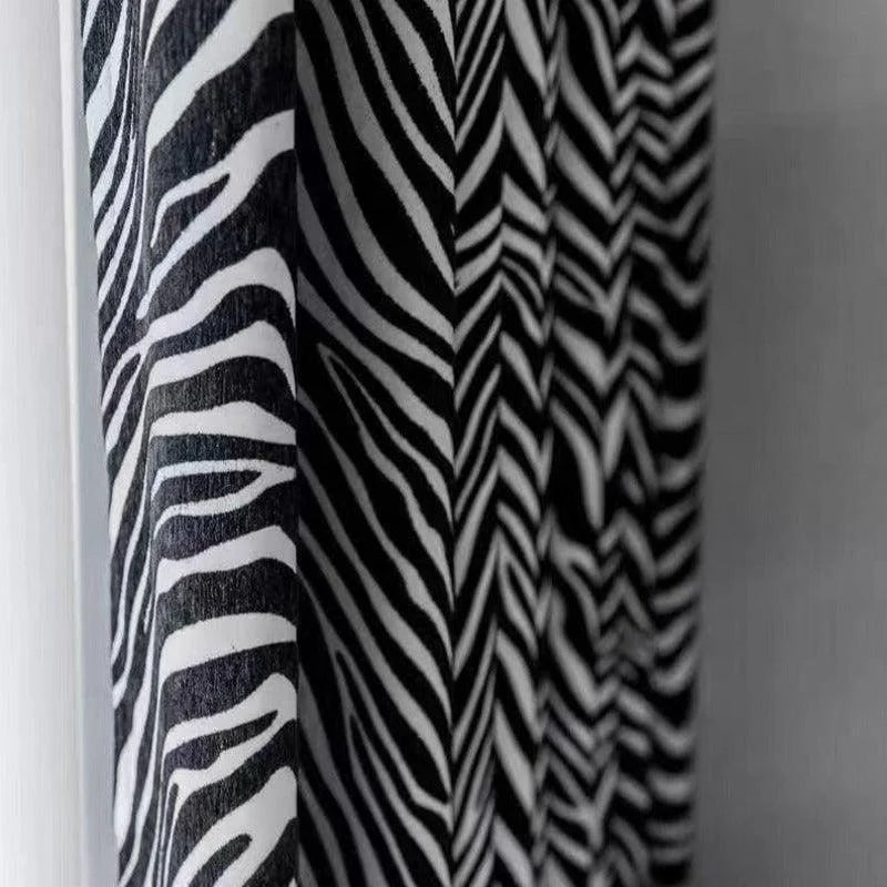Rideau avec motifs zébrés noir et blanc, parfait pour ajouter une touche exotique et moderne à votre décoration intérieure. Motif élégant pour salon, chambre ou bureau. S'adapte à tous les styles d'intérieur grâce à son design unique et audacieux.