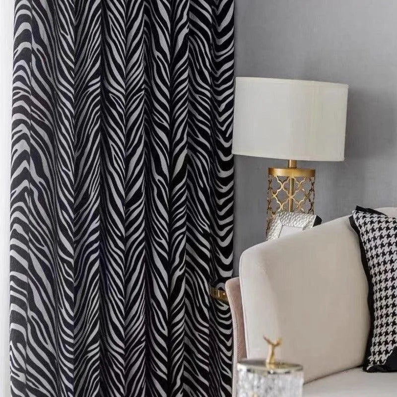 Rideau motif zèbre élégant pour salon moderne, ajoutant une touche audacieuse aux espaces de vie avec ses motifs rayés distinctifs. Idéal pour créer une ambiance contemporaine et chic, parfait pour s'harmoniser avec une décoration intérieure sophistiquée.