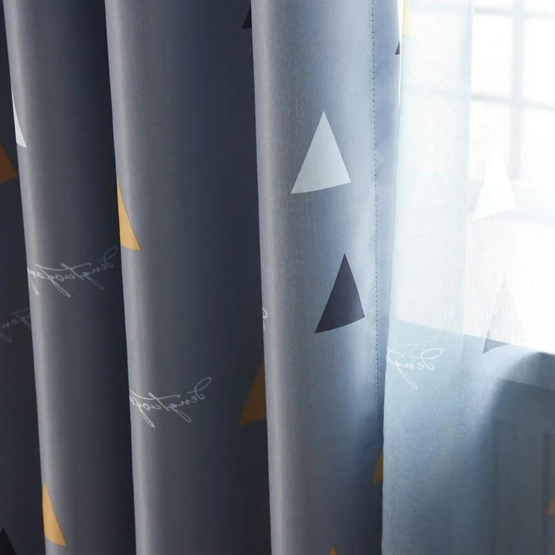 Rideaux décoratifs modernes avec motifs géométriques triangulaires, parfaits pour apporter une touche contemporaine et élégante à votre intérieur. Idéal pour le salon ou la chambre, ajoutant une ambiance chaleureuse et stylée à votre espace de vie.