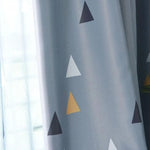 Rideau décoratif bleu avec motifs géométriques triangulaires multicolores, ajoutant une touche moderne et élégante à votre intérieur. Idéal pour chambres et salons, ce rideau tendance s'accorde parfaitement à une décoration contemporaine. Accessoire incontournable pour habiller vos fenêtres avec style.