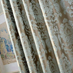 Rideau élégant avec motifs floraux, idéal pour ajouter une touche de sophistication à votre décoration intérieure. Design raffiné parfait pour le salon ou la chambre, créant une atmosphère cosy et accueillante. Accessoire indispensable pour sublimer votre espace avec style.